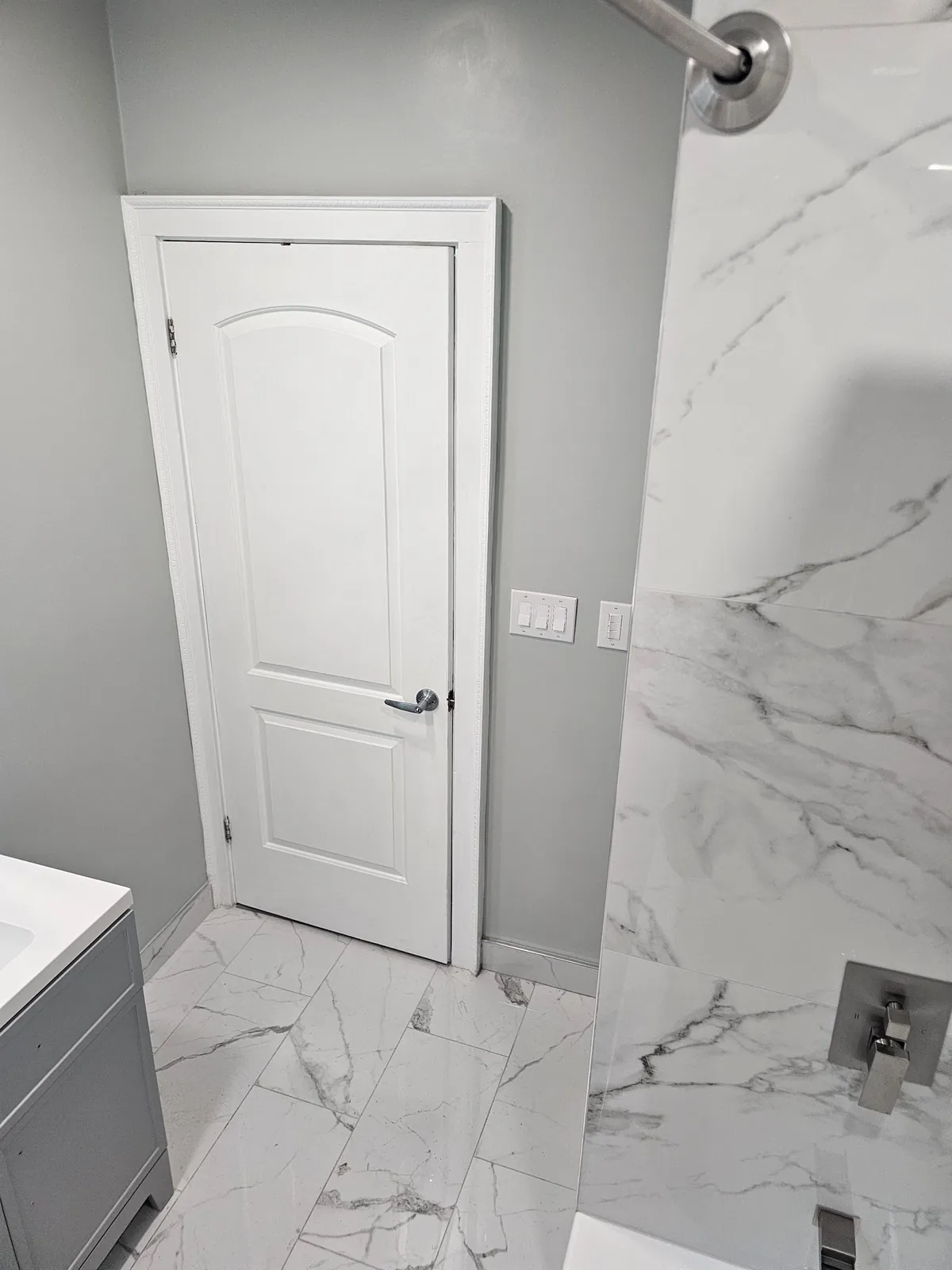 Marble-look tile & trim detail